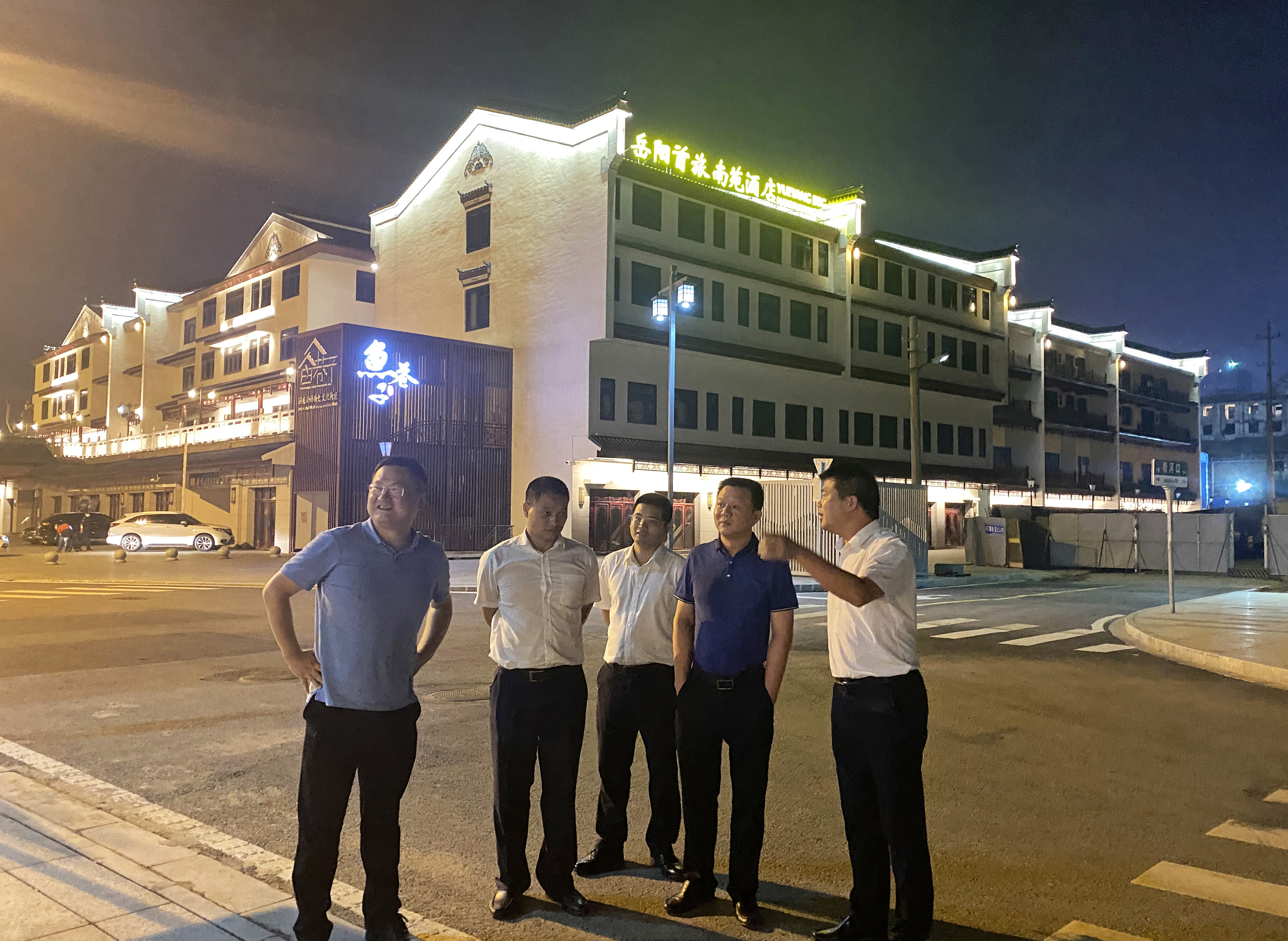 8.13陳岳紅深入洞庭南路歷史文化街區(qū)察看疫情防控和街區(qū)運營管理優(yōu)化提質(zhì)整改落實情況.jpg 8.13陳岳紅深入洞庭南路歷史文化街區(qū)察看疫情防控和街區(qū)運營管理優(yōu)化提質(zhì)整改落實情況.jpg