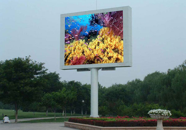 咸寧立柱廣告雙面與三面形式，究竟誰(shuí)更勝一籌？